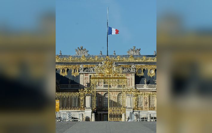 La bandera de Francia ondea a media asta sobre el Palacio de Versalles, a las afueras de París.