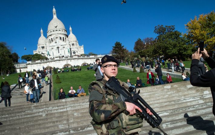 Un soldado vigila las escaleras hacia la iglesia de Sacre Coeur, en el tradicional y turístico barrio de Montmatre.