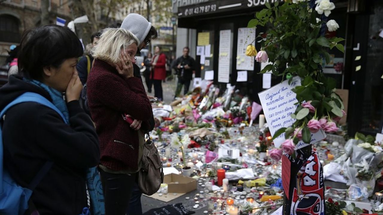 Residentes dejan flores y mensajes en los lugares de los ataques, en los que murieron al menos 129 personas (KENZO TRIBOUILLARD/AFP/Getty Images).