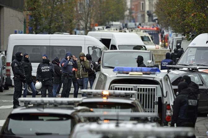 Policías con pasamontañas, ambulancias y bomberos llegaron a un barrio de Bruselas para adelantar operaciones antiterroristas.