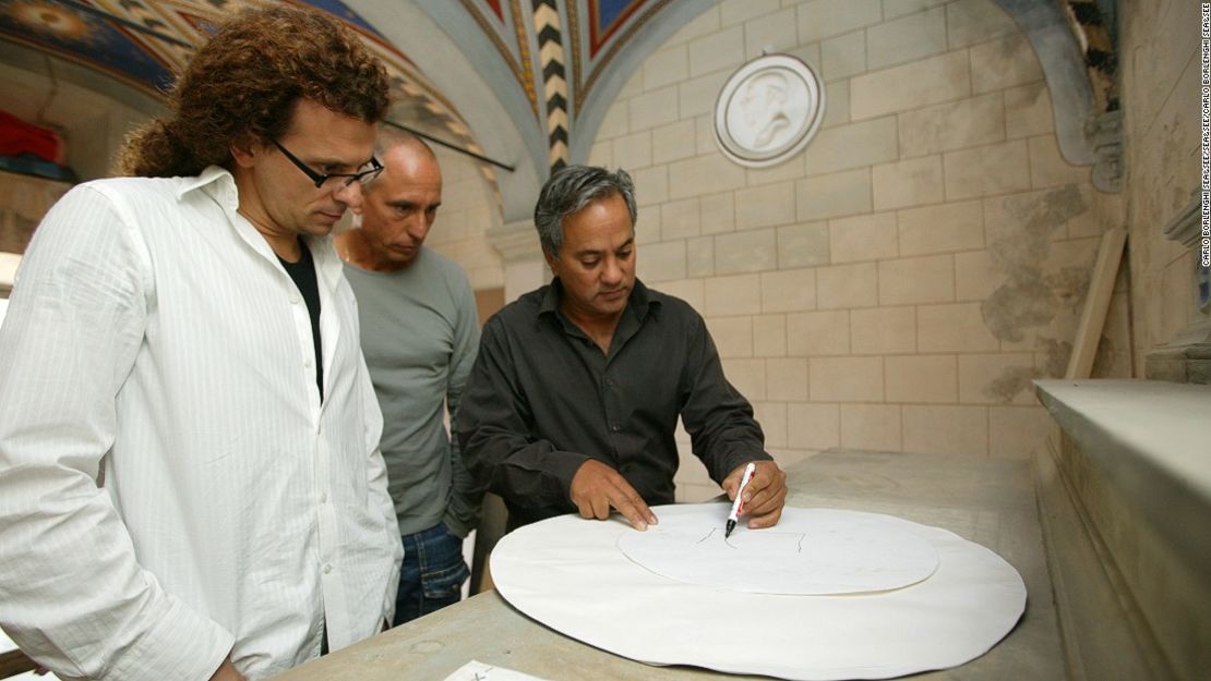 Anish Kapoor discute ideas para su instalación específica para el lugar.