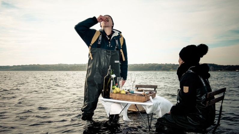 Tablas para mareas – No existe código oficial de vestimenta en esta experiencia emergente de mariscos en Limfjorden de Dinamarca, pero nadie te alejará de un par de modernas botas de pescador.