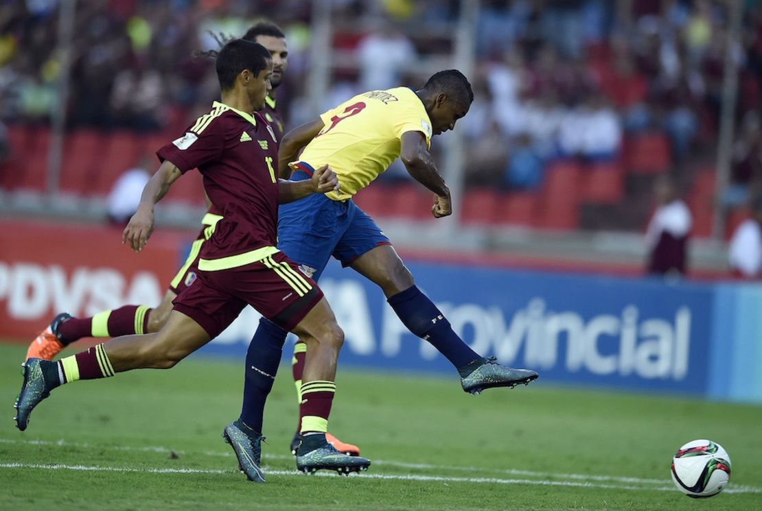 El venezolano Roberto Rosales y el ecuatoriano Juan Falcón disputan un balón este 17 de noviembre en las eliminatorias para el Mundial Rusia 2018.