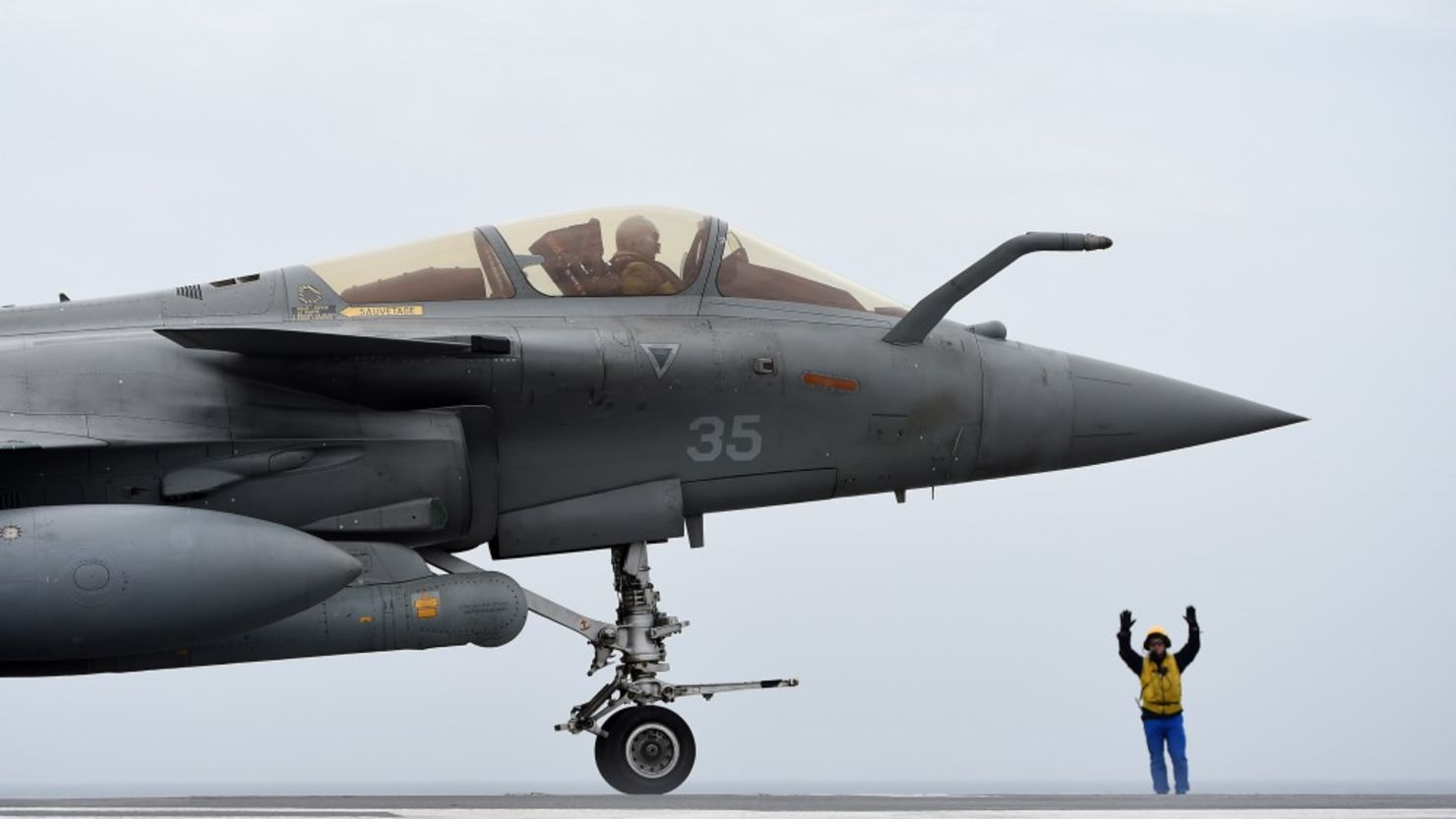 Un avión de combate Rafale aterriza en el portaaviones Charles-de-Gaulle frente a la costa de Toulon, Francia, antes de partir hacia las costas de Siria para tomar parte en operaciones contra ISIS (AFP/Getty Images/Archivo).