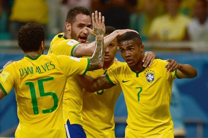 Los brasileños celebran el gol de Douglas Costa durante las eliminatorias sudamericanas.