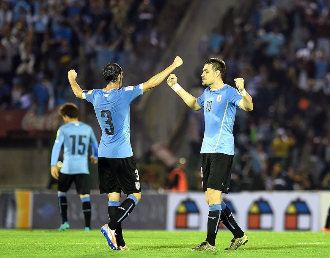 Los uruguayos Diego Godín y Sebastián Coates celebran la victoria sobre Chile