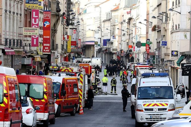 Un gran operativo policial se lleva a cabo en el suburbio de Saint Denis, al norte de París (Pierre Suu/Getty Images).