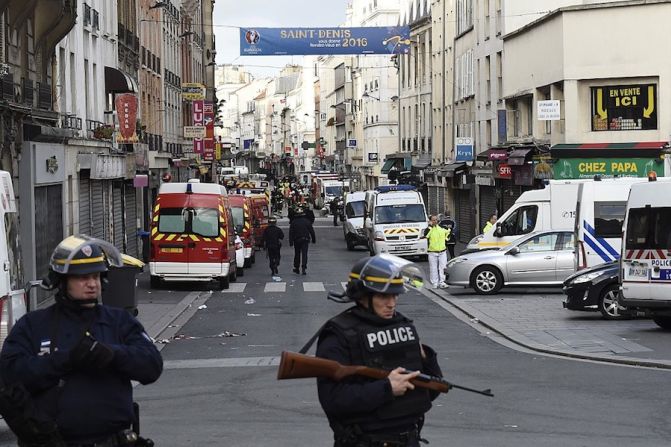 El operativo tiene como objetivo sospechosos de los ataques de los atentados de París, que se escondían en un apartamento de la zona (LIONEL BONAVENTURE/AFP/Getty Images).