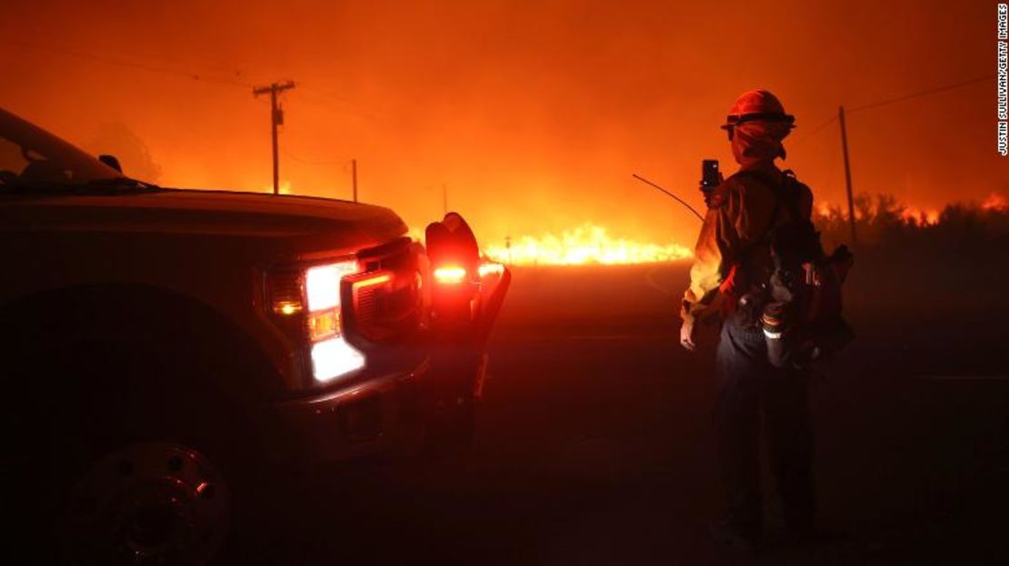 Bomberos monitorean el incendio Dixie Fire en Janesville, California.