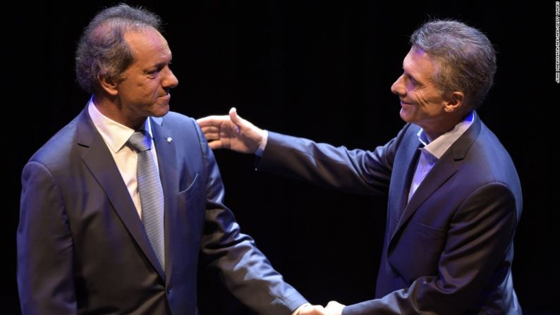 El debate presidencial argentino estuvo marcado por acusaciones cruzadas entre Daniel Scioli (izquierda) y Mauricio Macri (derecha).