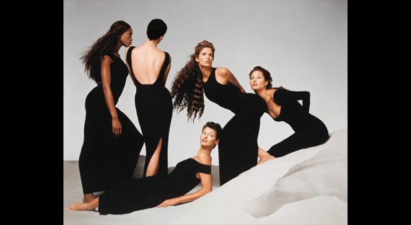 Versace Por Richard Avedon, 1992: Este anuncio de Versace por Richard Avedon, el cual exhibe algunos de los más famosos rostros de la moda de la década de 1990, contó con la participación de Naomi Campbell, Kristen McMenamy, Linda Evangelista, Stephanie Seymour y Christy Turlington. Al parecer la imagen ha capturado la personificación de la "era de la mujer potente" que celebró la "energía feminista" y la androginia.