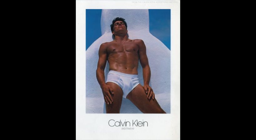 Calvin Klein Underwear por Bruce Weber, 1982: La icónica imagen de Bruce Weber del atleta brasileño de salto con pértiga, Tom Hintnaus, marcó un cambio profundo en el mundo de la publicidad de la moda. Promovió la belleza masculina a través de una lente homoerótica y con orgullo muestra el cuerpo de Hintanaus en una valla publicitaria del Times Square. El modelo de representación —que presentó a hombres en trajes y solo a mujeres como objetos sexuales— fue desafiada, y el legado de la imagen ha sido tan enorme como la misma valla publicitaria de 1,14 x 1,22 metros.