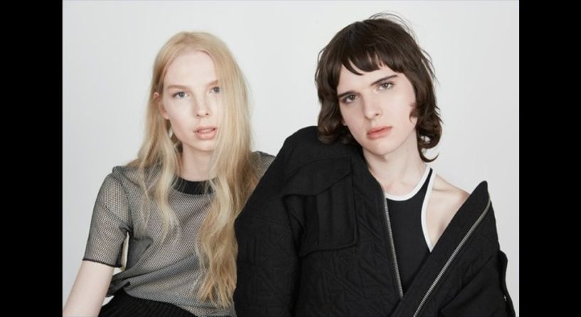 &OtherStories; AW15 por Amos Mac: "Donde las editoriales son efímeras, la publicidad se convierte en parte del legado de una marca", dijo la modelo Hari Nef, quien recientemente protagonizó la campaña &OtherStories; para su nueva colección de cápsula conformada solo por personas transgénero. "Los anuncios pagan, son poderosas inversiones y son presentados para servir al talento transgénero —y a las personas transgénero en general— más que la mayoría de representaciones de la moda".