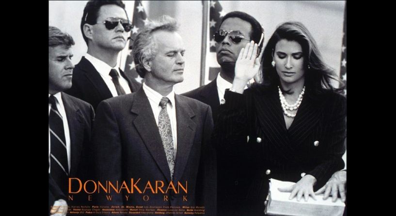 Donna Karan 'En las mujeres confiamos' de Peter Lindbergh, 1992: La campaña de ocho páginas de Donna Karan 'En las mujeres confiamos' mostraba a una mujer en campaña electoral, siendo juramentada como presidente y sentada en la Oficina Oval.