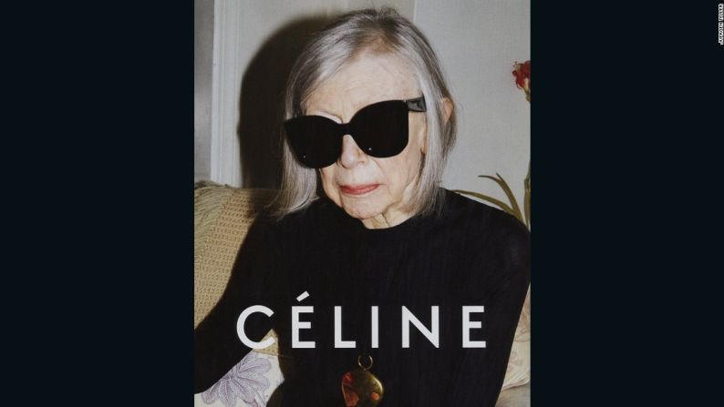 SS15 -Céline por Juergen Teller: Céline causó revuelo a inicios de año al presentar a Joan Didion como su rostro para la primavera de 2015. El hecho de presentar a una mujer mayor —y una figura literaria en esto— como icono aspiracional ofrece una nueva diversidad dentro de la publicidad convencional: una que aprecia a las mujeres por su cerebro, así como por su belleza y le restó importancia al punto límite normal para la era de las modelos femeninas.