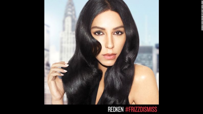 Redken Frizz Dismiss por Matt Irwin, 2015: La primera marca de belleza en designar a una modelo transgénero como su imagen, la campaña 2015 de Redken ha promovido una diversidad de género consolidada dentro de su publicidad. "Vivimos en una nueva era en la que las sociedades están empezando a creer en nosotros", explicó la modelo Lea T. "Aún falta mucho por hacer, pero al menos, este es el principio... Todo el mundo es diferente y la belleza no tiene que ser perfecta".