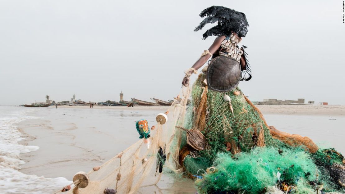 Los trajes convierten basura en vestidos. Este vestido está hecho de redes de pesca.