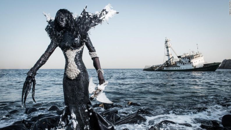 Desde que ‘La profecía’ se dio a conocer, la serie ha provocado una respuesta ambiental positiva e inmediata en Dakar. Según Monteiro, "El matadero de Dakar anteriormente arrojaba los residuos directamente en el océano, pero le ha puesto fin a esa práctica desde que esta imagen fue publicada".