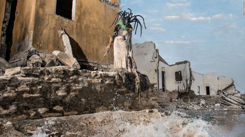 La serie fue fotografiada en la capital de Senegal, Dakar, pero su narrativa se basa en la antigua mitología griega y la historia de Gaia, conocida como la "diosa de la Tierra". Según Monteiro, Gaia está "exhausta por su incapacidad para mantener los ciclos naturales del planeta", por lo que envía fuerzas espirituales conocidas como "djinns" como sus representantes a la Tierra. Estos "djinns" asumen forma humana y comunican su mensaje de preocupación ambiental a la humanidad.