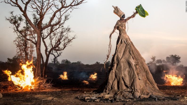 El fotógrafo Fabrice Monteiro se ha asociado con la diseñadora Doulsy para crear una serie de fotos con un mensaje fuerte. Al capturar inquietantes fotografías del estado ambiental en decadencia del mundo, la serie, titulada ‘La profecía’, pone de manifiesto las preocupaciones globales desde los residuos en los océanos hasta la cultura descuidada de los consumidores.