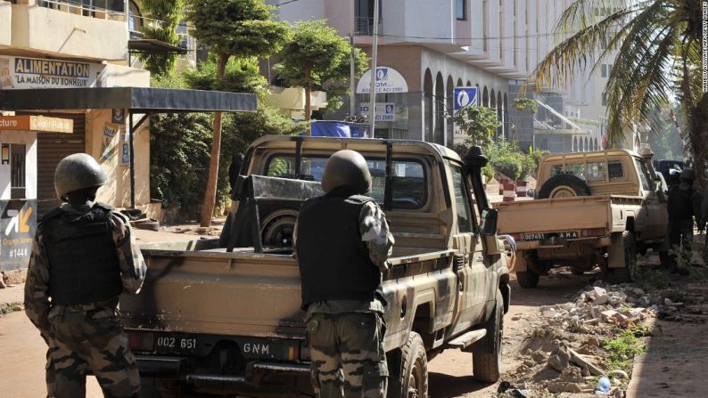 Fuerzas armadas de EE.UU., Francia y Mali trabajan para liberar a los rehenes y retomar el control del hotel.