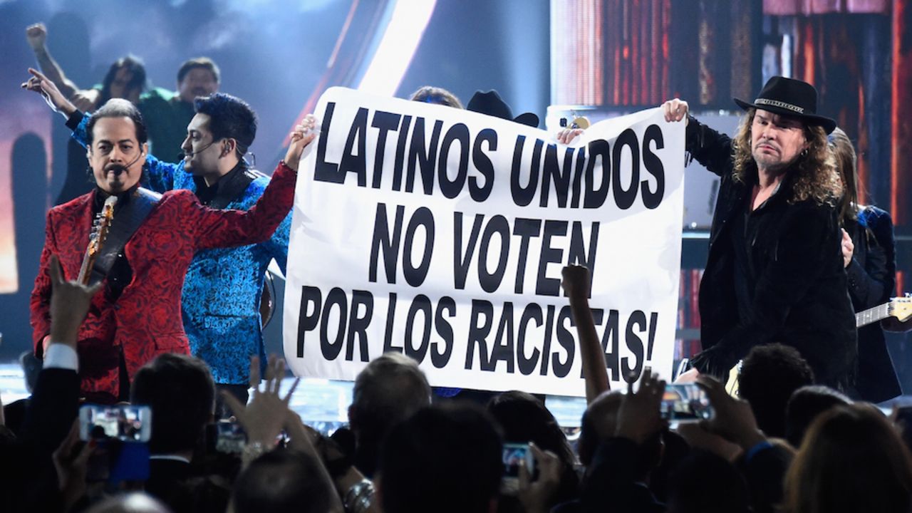 Los Tigres del Norte y Maná mostraron un cartel contra el racismo durante su presentación en la gala de los Grammy Latinos en Las Vegas, el 19 de noviembre.