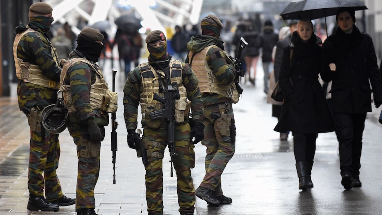 Soldados belgas vigilan una zona comercial de Bruselas, ciudad que podría ser objetivo del terrorismo.