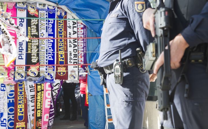 Miembros de la Policía Nacional de España resguardan el estadio "Santiago Bernabéu", casa del Real Madrid.