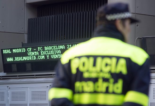 Policías locales forman parte de los cuerpos de seguridad desplegados para el clásico del fútbol español.