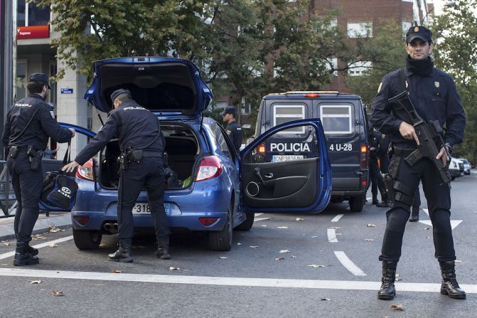 Efectivos de la policía registran un coche en el área cercana al estadio "Santiago Bernabéu, antes del partido entre el Real Madrid y el Barcelona.