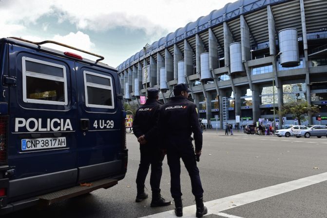 Los atentados en París están a flor de piel en el colectivo europeo y las medidas de seguridad son extraordinarias para el clásico del fútbol español.