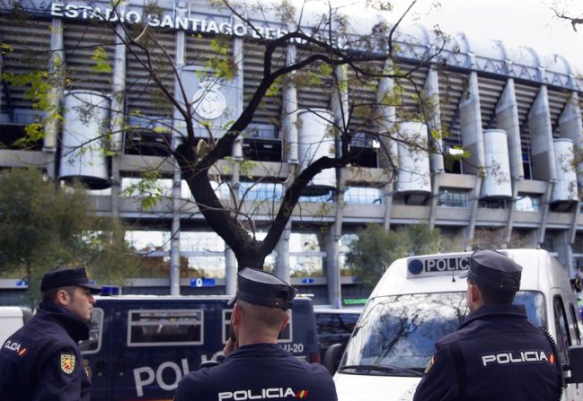 Tres cordones de seguridad fueron desplegados en torno al estadio del Real Madrid para el clásico contra el Barça.