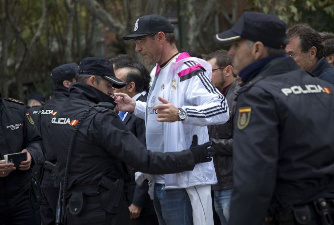 Registros uno a uno en la entrada del 'Bernabéu', para el Madrid-Barça.