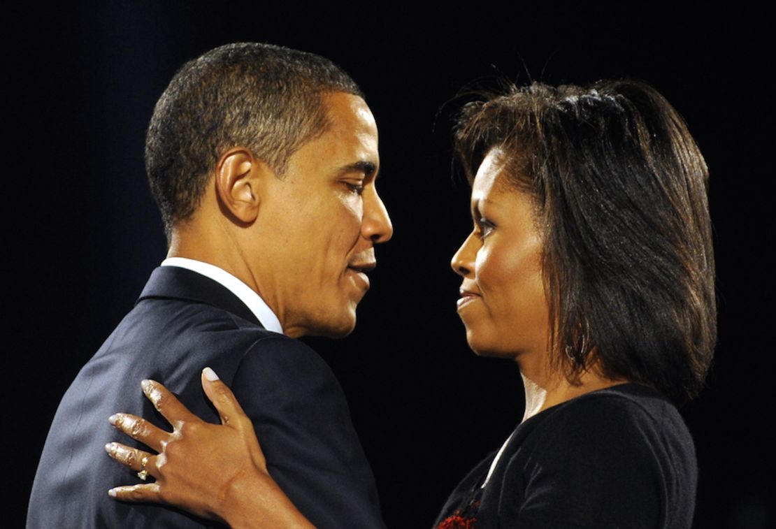 El entonces electo presidente Barack Obama y su esposa, Michelle Obama, al ganar la elección a la presidencia de Estados Unidos el 4 de noviembre de 2008 en Chicago, Illinois.