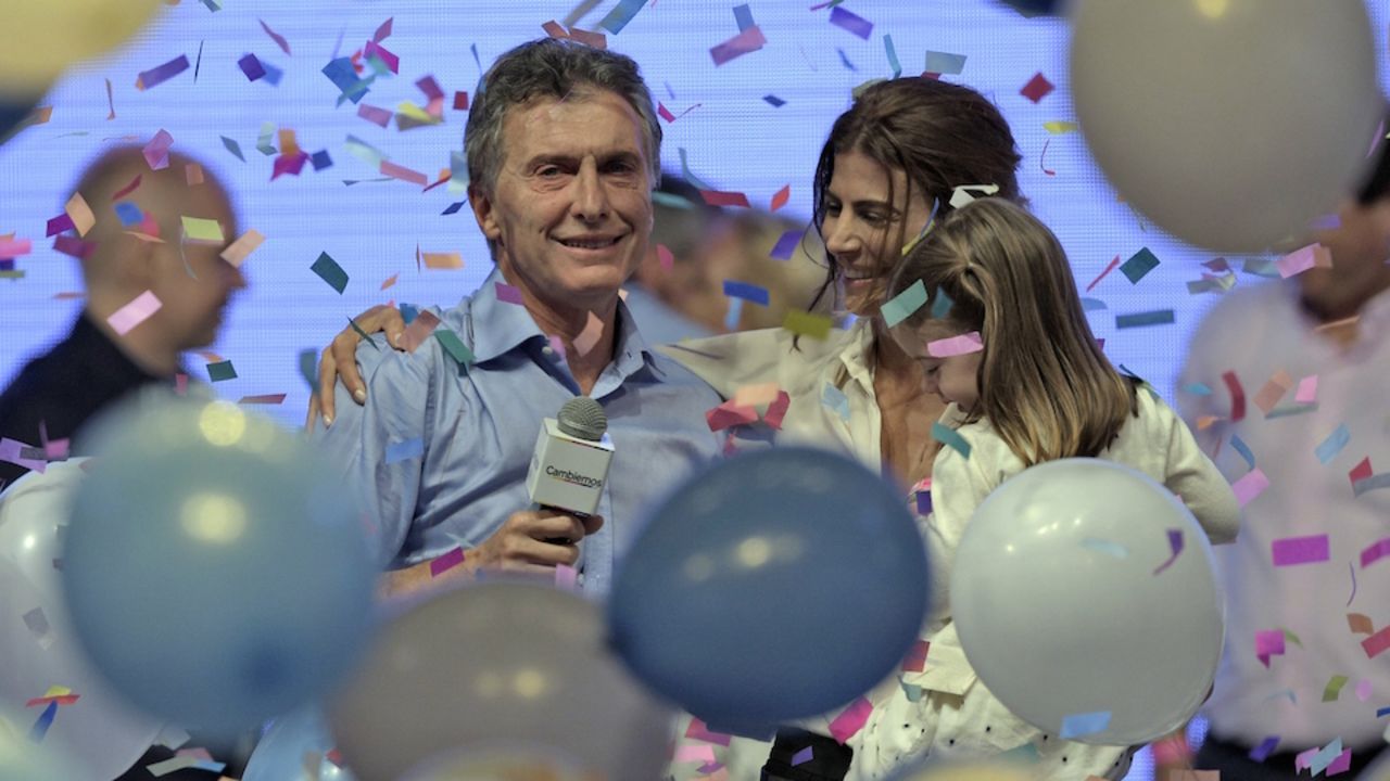 Mauricio Macri sucederá a Cristina Fernandez de Kricherner a partir del 10 de diciembre de 2015. En una elección histórica, Macri rompió con 12 años de gobiernos kirchneristas. “Gracias por haber creído que juntos podemos construir la Argentina que soñamos. Tenemos que unir a todos los argentinos mejorando la calidad democrática”, dijo Macri tras conocer su victoria.