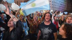 “Vamos a estar cerca de todos los argentinos, y sobre todo de los que más nos necesitan. ¡Gracias, gracias, gracias!”, dijo Macri desde su sede de campaña al centro de Buenos Aires.