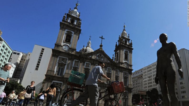 Cuatro de las esculturas que se encuentran a nivel de la calle están hechas de hierro fundido, y cada una pesa 630 kilogramos. Las otras 27 esculturas están hechas de fibra de vidrio y pesan 30 kilogramos.