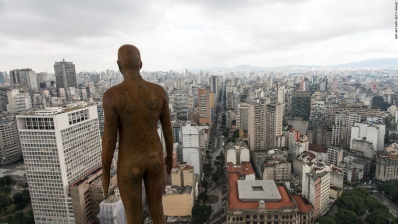 El proceso que conlleva la creación de las figuras requiere no solo artesanía sino también paciencia. Gormley primero se envolvió con film plástico y luego se cubrió de yeso húmedo durante horas. Cada escultura tiene ligeras variaciones. "Puedes leer en la superficie de la escultura, la historia de su creación", dice el artista. Al verlas de cerca, todavía se pueden ver las impresiones de film plástico sobre las figuras.