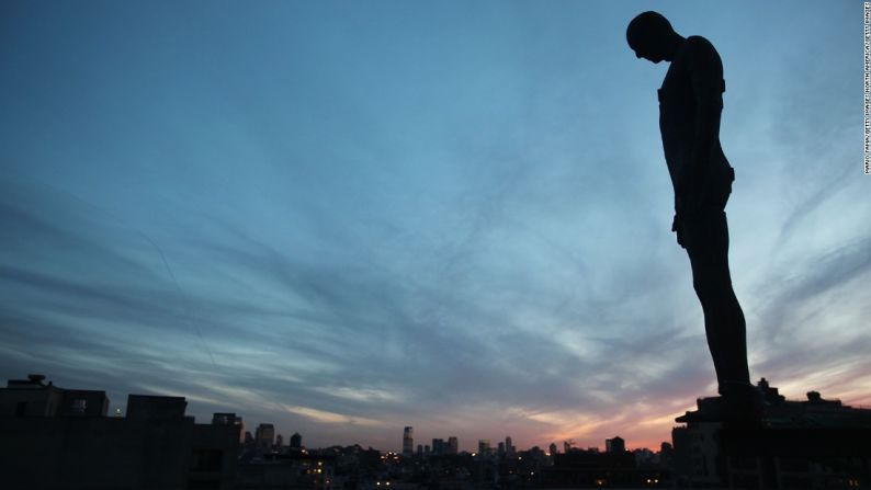 Gormley dice que la obra desafía a la gente para que reflexionen sobre la relación entre la imaginación y el horizonte. "Me interesa que la gente esté atenta y realmente pueda leer su entorno. Y vean los diálogos del aspecto y la forma, entre un tipo de edificio y otro".