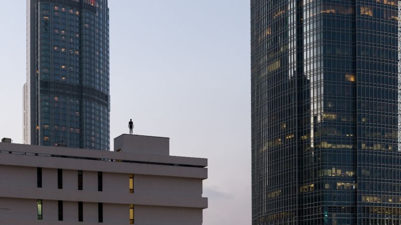 ‘Event Horizon’ en Hong Kong: El trabajo del escultor británico, Sir Antony Gormley, está compuesto de 31 esculturas de tamaño real, las cuales fueron fundidas usando como base el cuerpo del artista. En Hong Kong, Gormley está interesado en ver cómo se interpretan las esculturas en un contexto asiático. "Aquí, estoy tratando con una cultura diferente. Mi ignorante percepción sobre la sensibilidad del sudeste asiático es que no existe un refinamiento extremo sobre los bordes, sobre el espacio, sobre el espacio personal y espacio colectivo y cómo se definen entre sí".