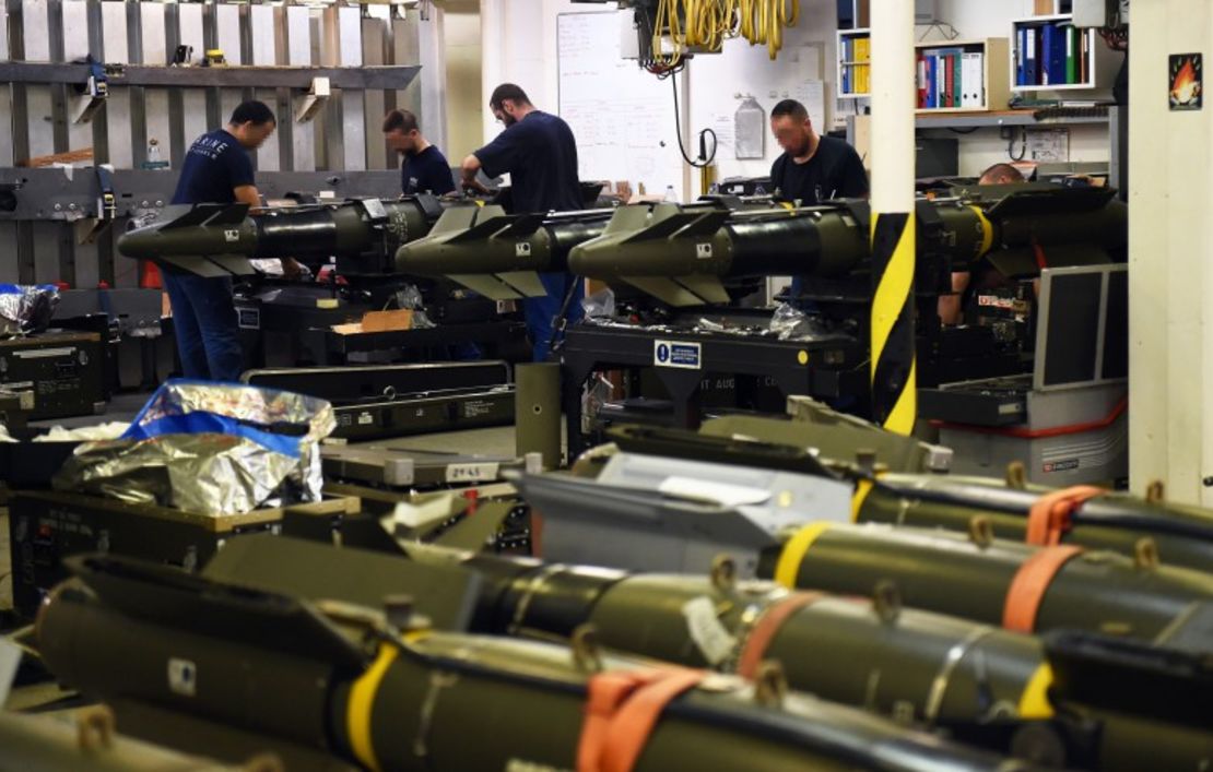 Infantes de Marina franceses trabajan con misiles a bordo del portaaviones Charles de Gaulle en el Mediterráneo (CHRISTINE POUJOULAT/AFP/Getty Images).