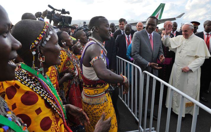 El papa Francisco llegó a Kenya el miércoles y fue recibido con cánticos y bailes tradicionales Maasai en el aeropuerto Internacional Jomo Kenyatta de Nairobi.