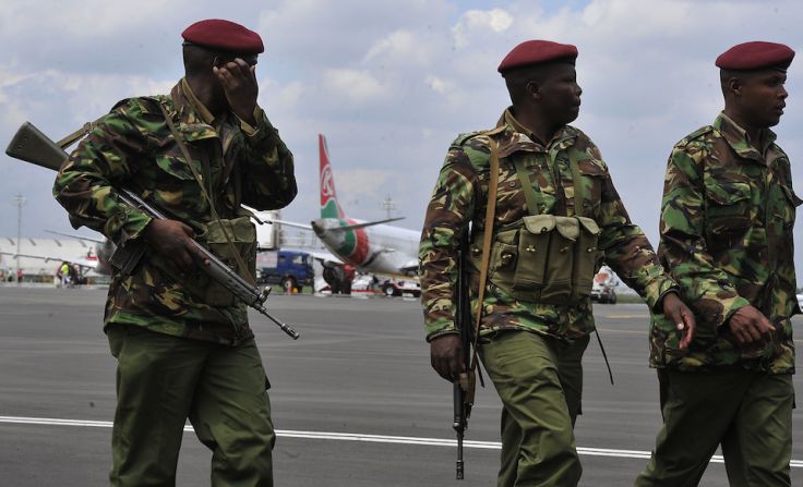 Miembros de la policía inspeccionan el aeropuerto internacional Jomo Kenyatta de Nairobi antes de la llegada del pontífice argentino a Kenya. Las autoridades han movilizado a unos 10.000 militares para garantizar la seguridad del papa.