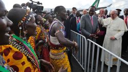 El papa Francisco fue recibido por el presidente Uhuru Kenyatta, quien lo acompañó en su recorrido donde fue homenajeado con danzas típicas Maasai.