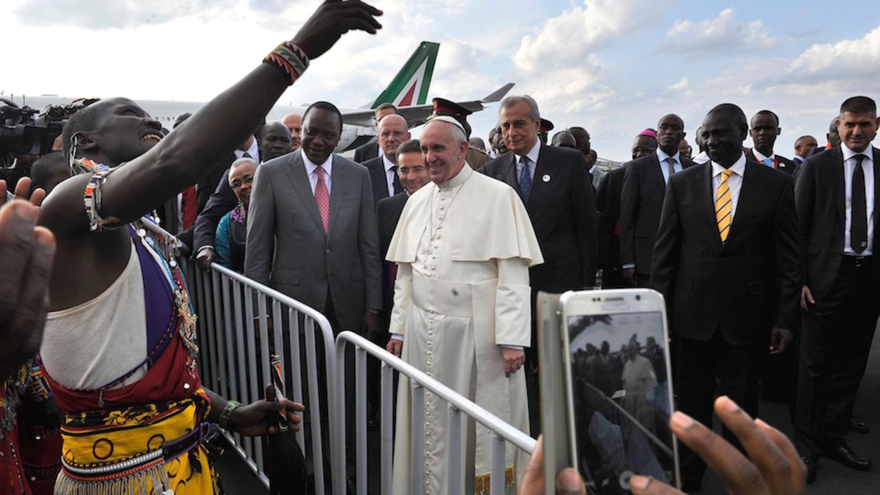 El papa Francisco fue recibido por el presidente Uhuru Kenyatta, quien lo acompañó en su recorrido donde fue homenajeado con danzas típicas Maasai.