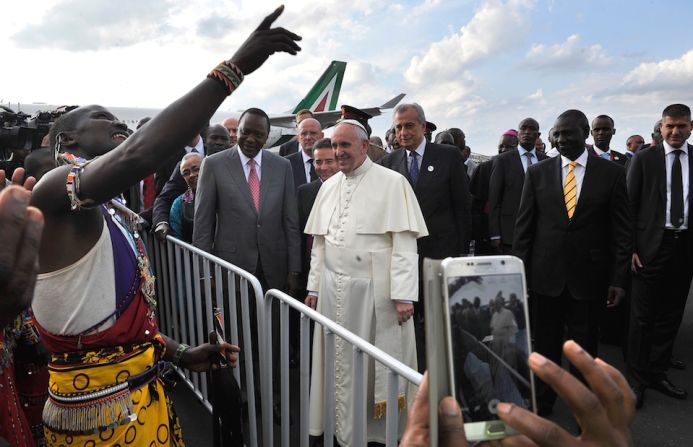 El papa Francisco fue recibido por el presidente kenyata Uhuru Kenyatta, quien lo acompañó en su recorrido donde fue homenajeado con danzas típicas Maasai.