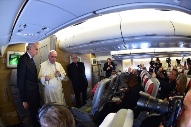 El papa Francisco habla a periodistas en el avión papal durante el viaje de Roma a Nairobi al iniciar la visita de seis días en África.