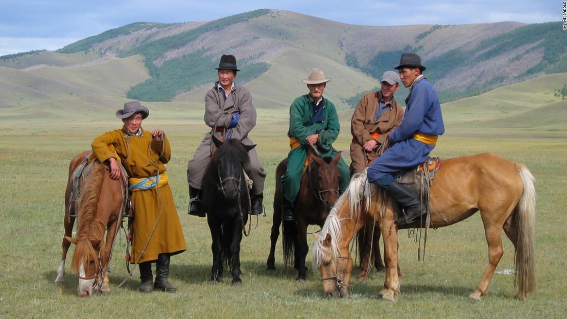 Las diferencias culturales con tus anfitriones mongoles son a menudo superadas por el interés común en los caballos.