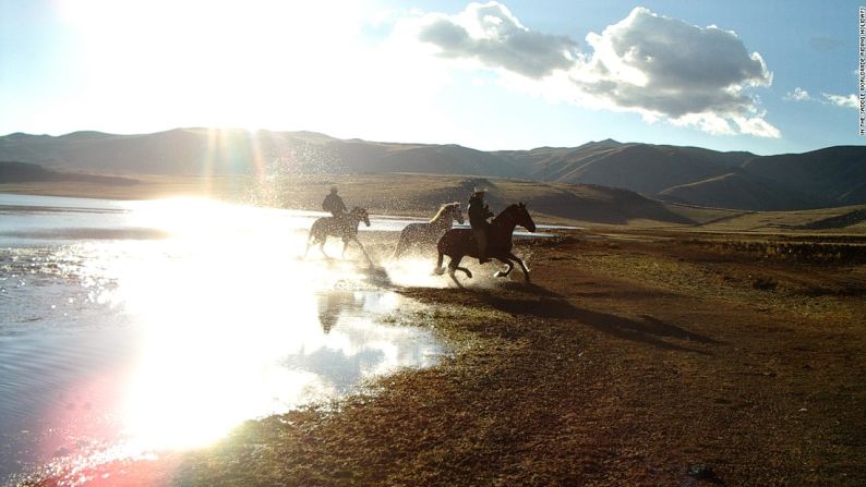 LATINOAMÉRICA|Los Andes, Perú: Los jinetes pueden esperar experimentar todo tipo de terreno en el paseo al Valle Sagrado.