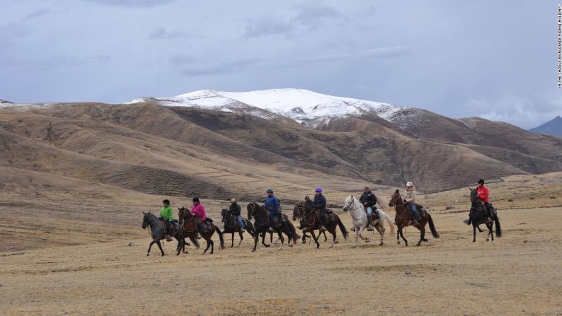 LATINOAMÉRICA|Los Andes, Perú: Montar a través de los Andes en un caballo peruano de paso es una de las más grandiosas aventuras salvajes equinas, con vistas de pantalla ancha de las montañas cubiertas de nieve.